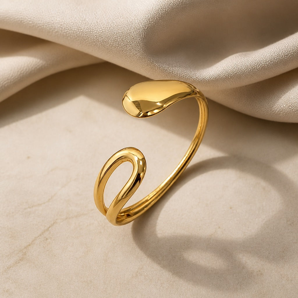 Enduring Teardrop Gold Bracelet