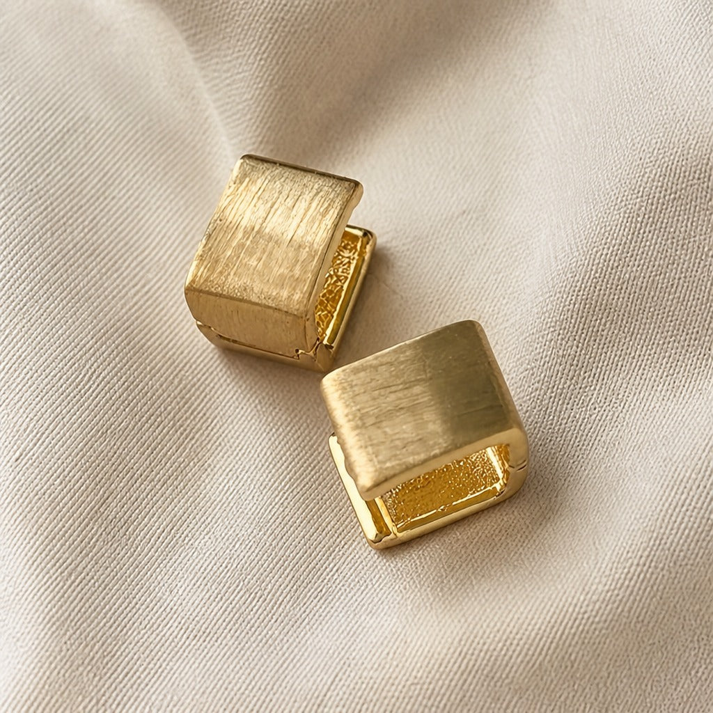 Elara Matte Curve Earrings