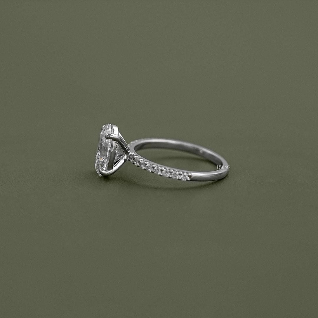 Elegant Oval-Cut Ring
