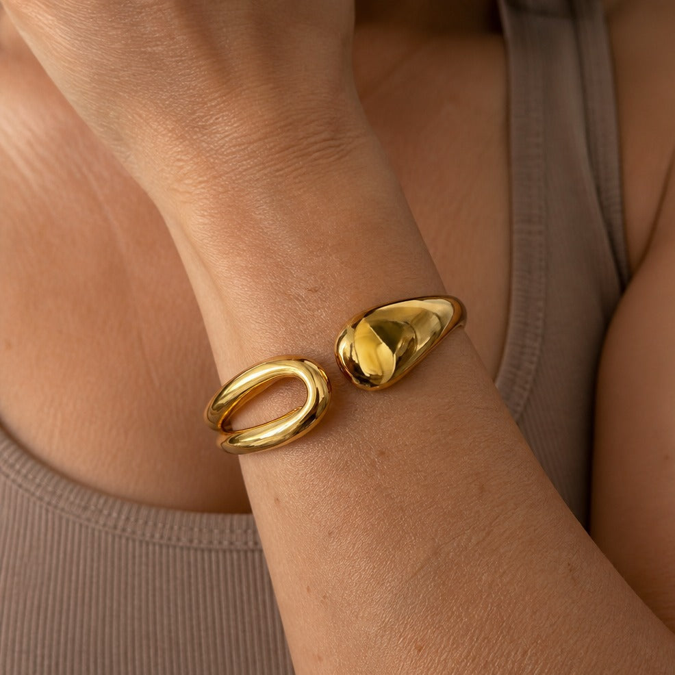 Enduring Teardrop Gold Bracelet