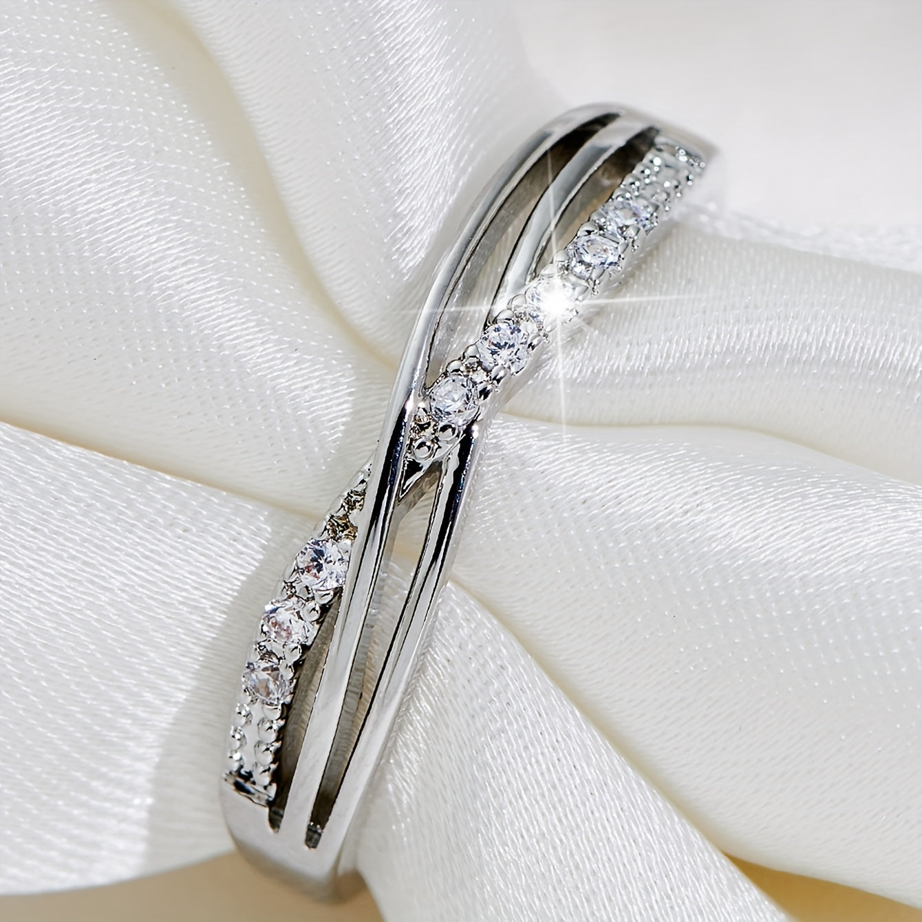 White Gold Zirconia Commuter Ring