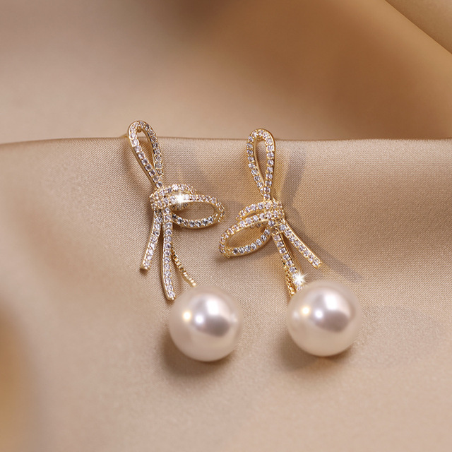Pearl Earrings with Shiny Bow