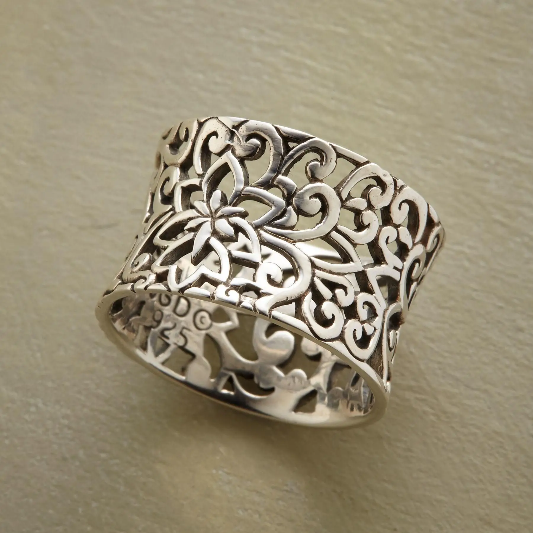 Elegant Vintage Silver Hollow Ring