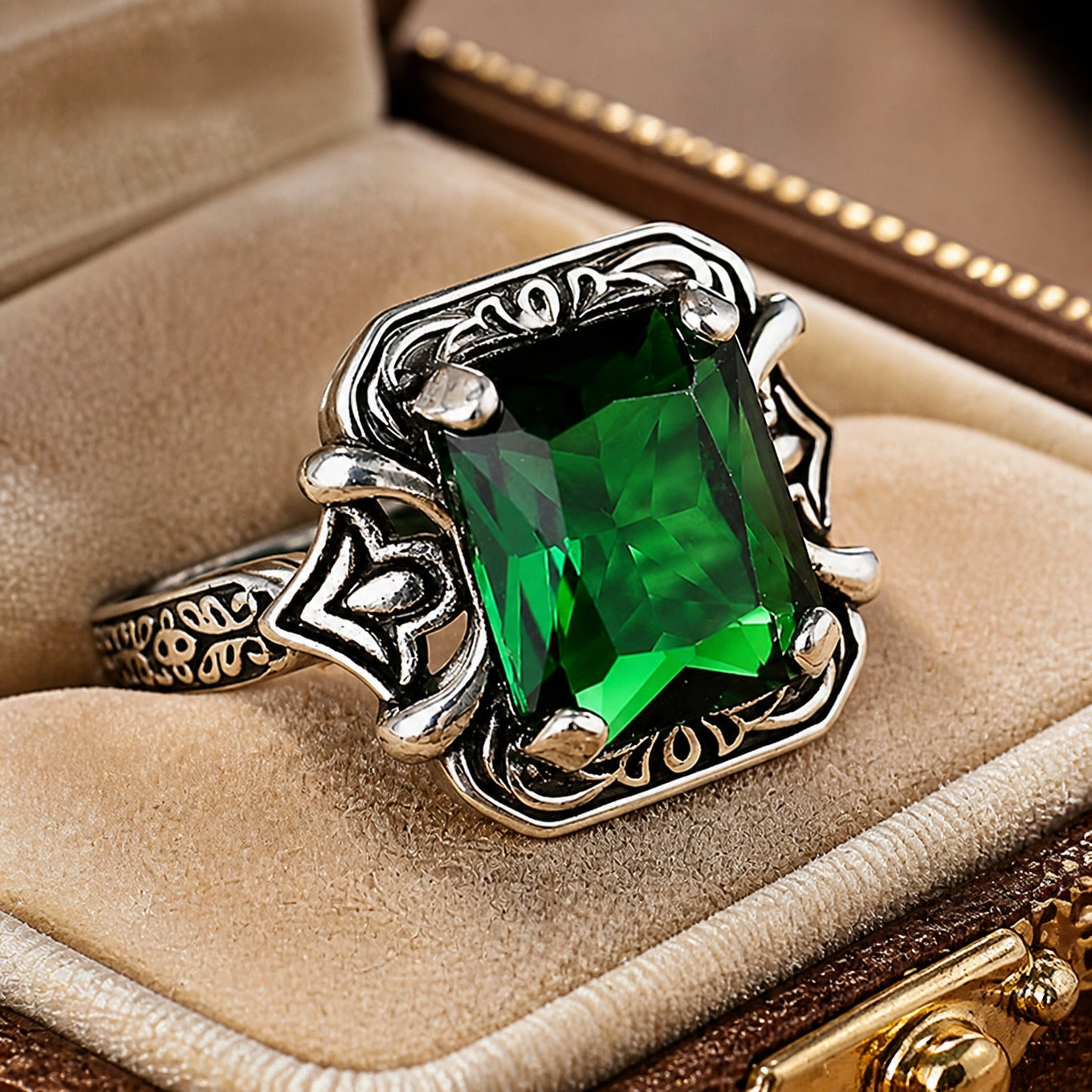 Emerald Paramount Jewel Ring