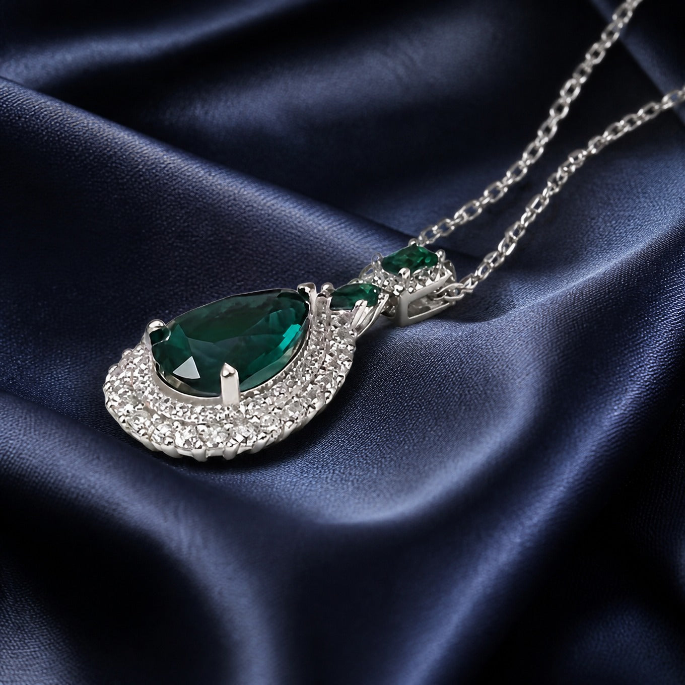 Emerald Couture White Gold Necklace